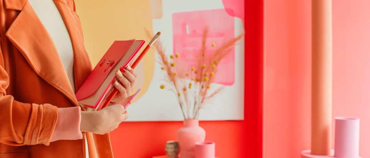 Mulher escrevendo num diário